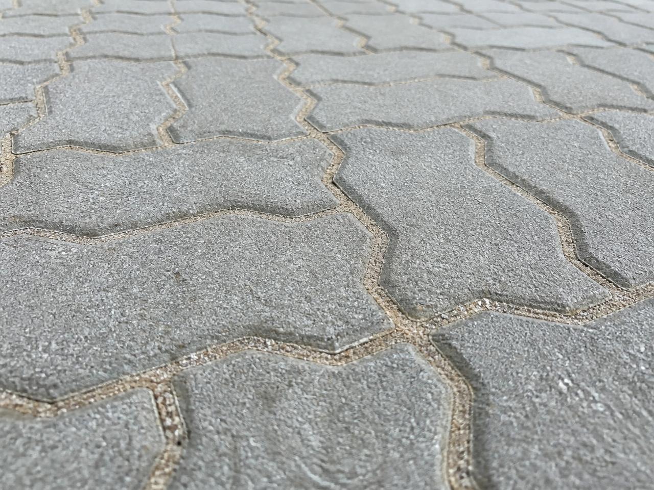 Detail kvalitně provedené pokládky zámkové dlažby